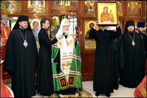 Патриарх Кирилл во время церемонии передачи икон 2012г.